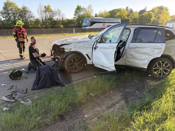zweite schwer beschädigtes unfallauto