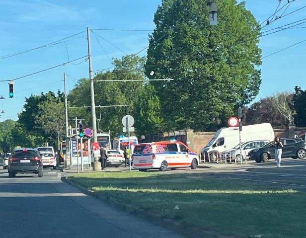 Rettungsfahrzeuge und Polizei bei einem Einsatz auf der Simmeringer Hauptstraße. 