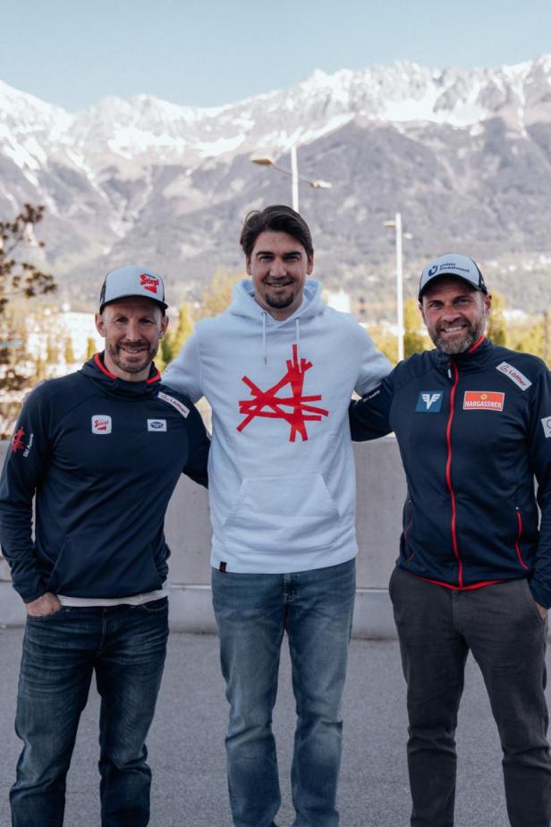 Die Cheftrainer Christoph Bieler (li.) und Andreas Widhölzl (re.) mit dem Nordischen Direktor Florian Liegl