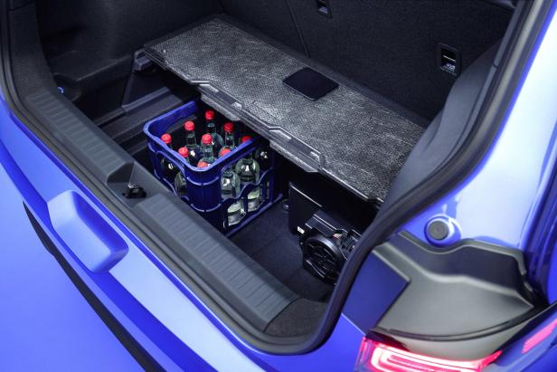 Der Kofferraum des VW ID.Polo ist erstaunlich voluminös. Im Untergeschoss haben 2 Bierkisten Platz, oder eine Bierkiste und ein Subwoofer.