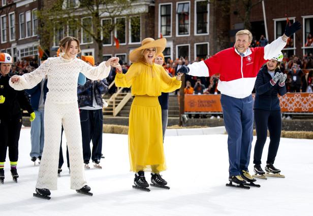 König Willem-Alexander, Königin Máxima und Prinzessin Amalia eislaufen auf einer Eisbahn.