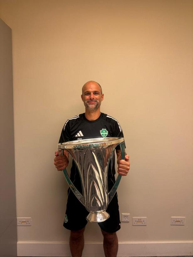 Alexander Hauser mit der begehrten Trophäe