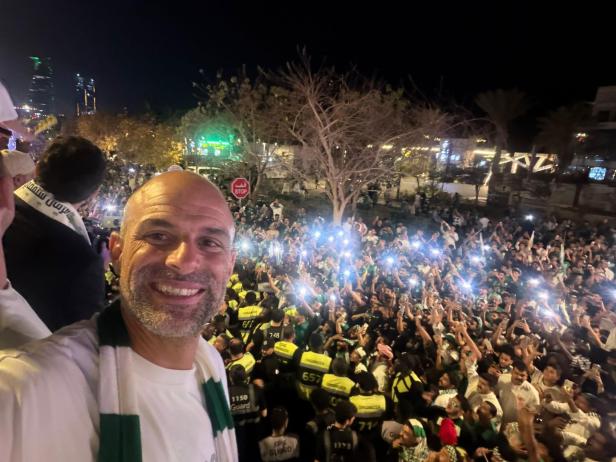 Alexander Hauser beim Bus-Korso nach dem Gewinn der Trophäe