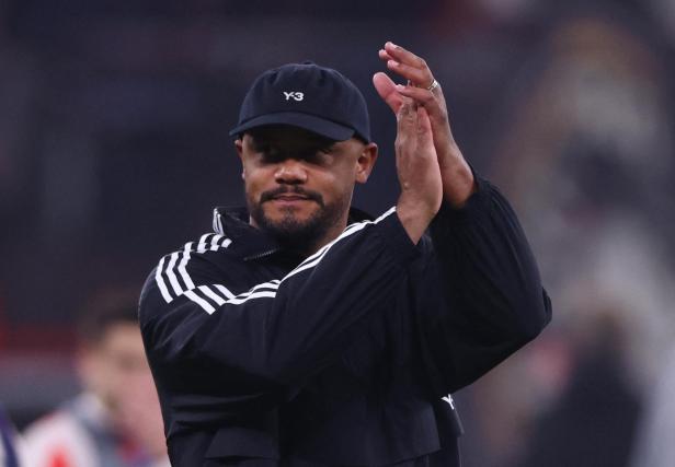 Bayern-Coach Vincent Kompany ist im Hinspiel in Paris gesperrt und sitzt auf der Tribüne