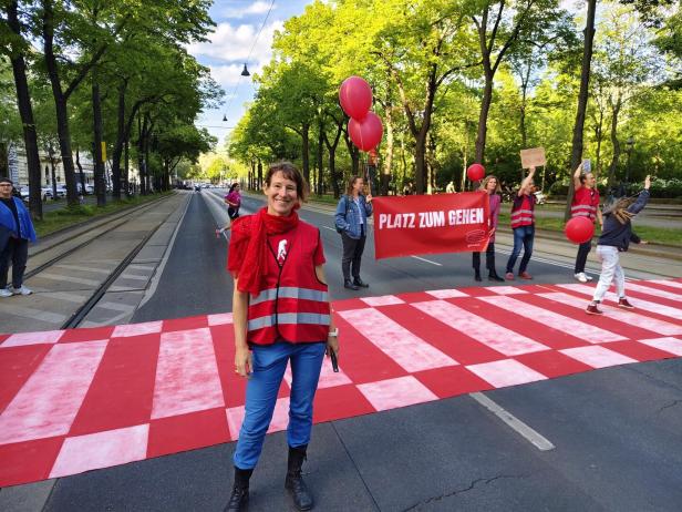 Hannah Schwarz vor einem ausgerollten Pop-up-Zebrastreifen am Ring in Wien.