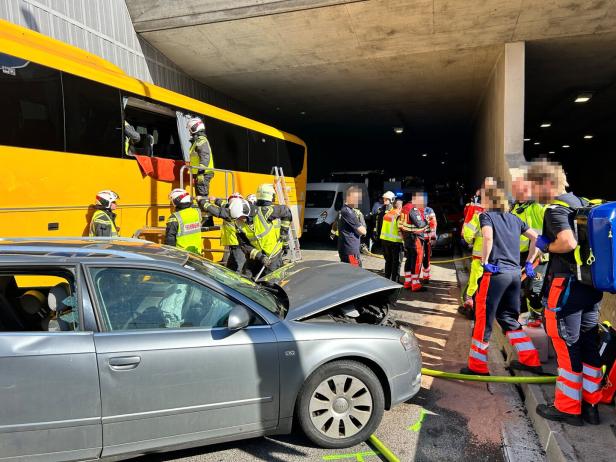 Die Unfallstelle mit Autobus, Auto und Einsatzkräften.
