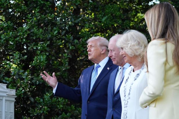 Kurioser Moment zwischen Charles und Melania bringt Donald Trump in Verlegenheit