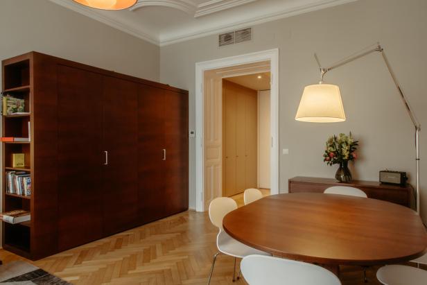 Zimmeransicht mit Tisch, Sesseln und Stehlampe