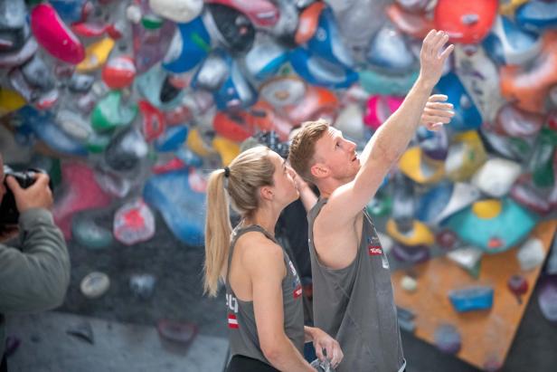 Da geht's lang: Jessica Pilz und Jakob Schubert beim Sichten der Route