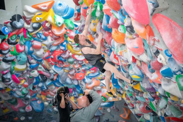 Jakob Schubert legte sich beim Training für die Fotografen ins Zeug
