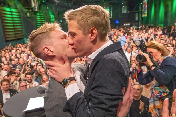Große Gefühle: Dominik Krause dankte am Wahlabend vor allem seinem Partner.