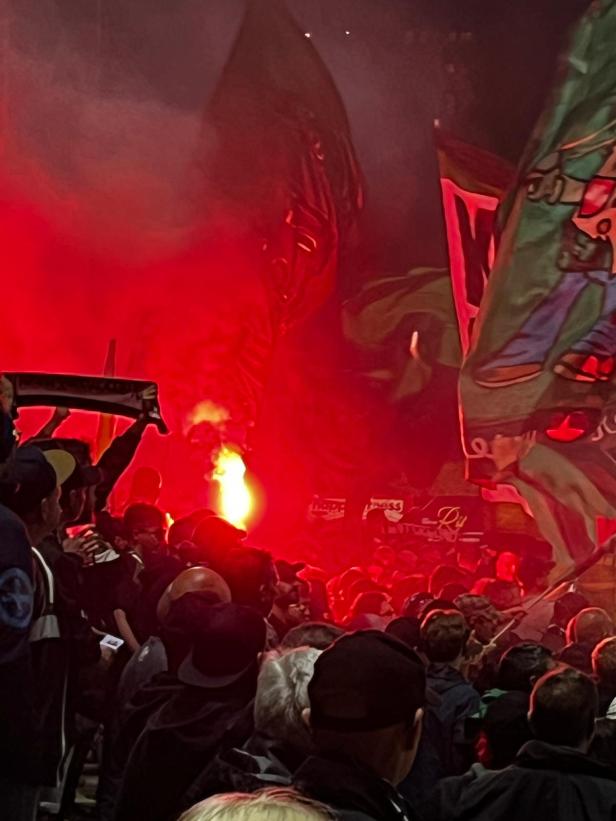 Die Wacker-Fans feiern den Einzug ins Cup-Semifinale