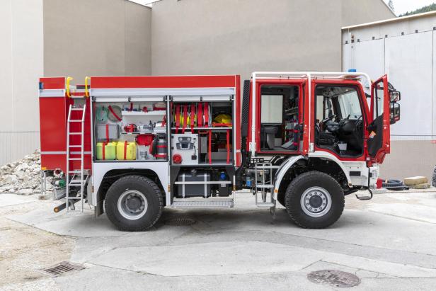 Das HLF 2 (Hilfleistungsfahrzeug) ist speziell für Waldbrände ausgerüstet.