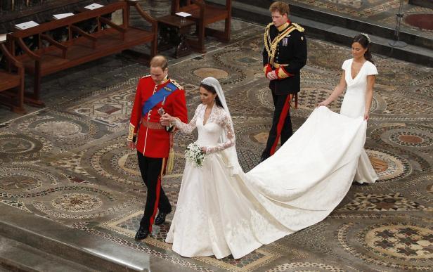 Prinz William und Kate schreiten bei ihrer Hochzeit durch die Kirche, begleitet von Prinz Harry und Kates Schwester Pippa.