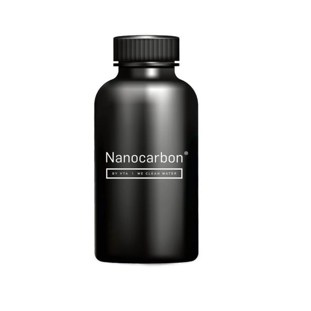 Eine schwarze Flasche mit der Aufschrift "Nanocarbon" steht vor einem weißen Hintergrund.