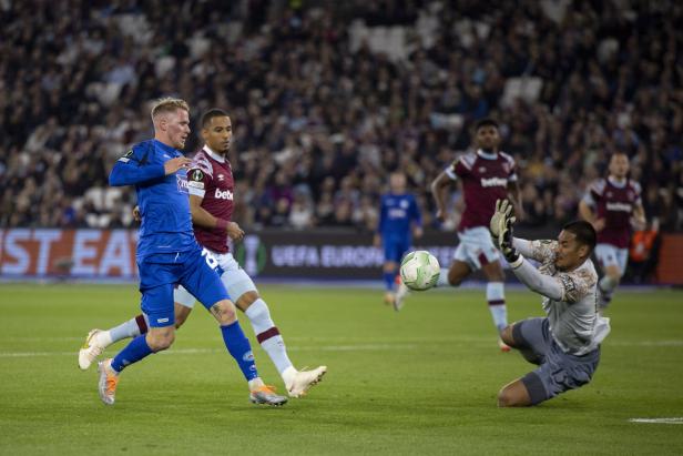 Tonni Adamsen (li., gegen West Ham) steht vor einem Wechsel zu Rapid