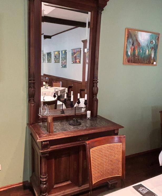 Eine Anrichte mit Spiegel im Stadtgasthaus am Nyikospark.