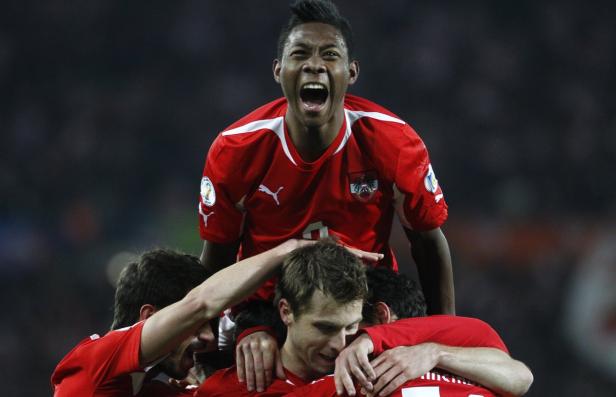 David Alaba wird von seinen Teamkollegen gefeiert.