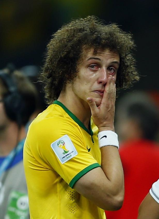 David Luiz weint während eines Fußballspiels.