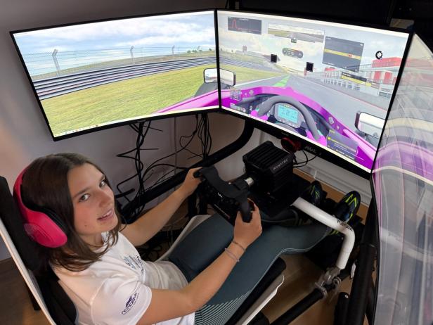 Mia Zanki vor dem Simulator