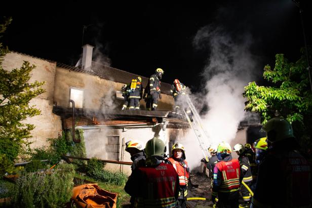 Meterhoch schlugen die Flammen aus dem Nebengebäude.