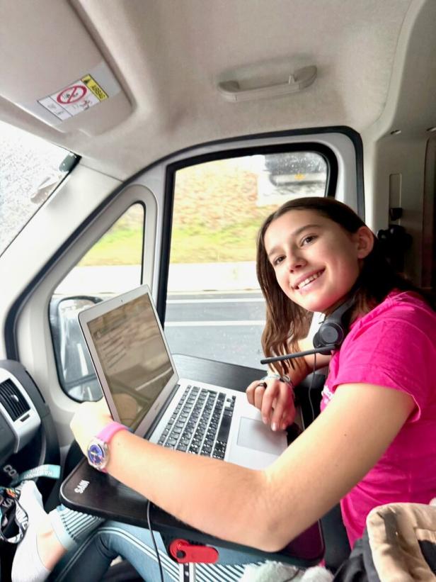 Mia Zanki im Auto vor dem Laptop