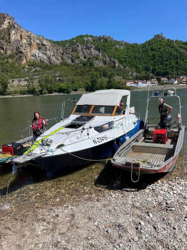 Durch ein Leck drang Wasser in das Sportboot.
