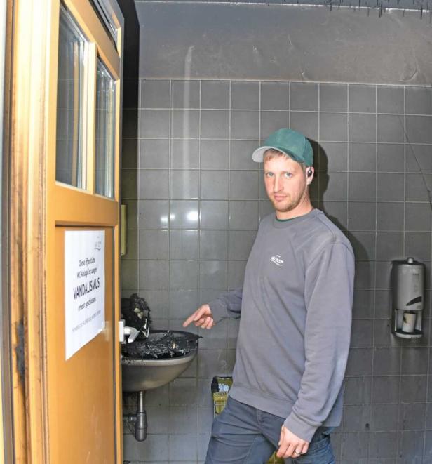 Bauhofleiter in einem devastierten WC