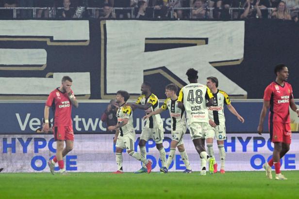 LASK-Spieler jubeln
