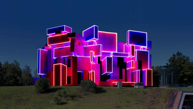 Die Wotrubakirche am Georgenberg ist in farbiges Licht getaucht und wird während der Langen Nacht der Kirchen zum architektonischen Highlight.