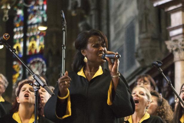 Eine Sängerin des Longfield Gospel Choirs performt mit Chor im Stephansdom während der Langen Nacht der Kirchen.