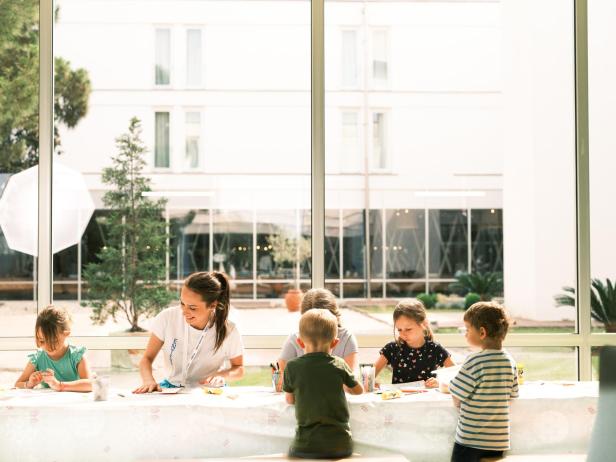 Kinder in einem hellen Raum 