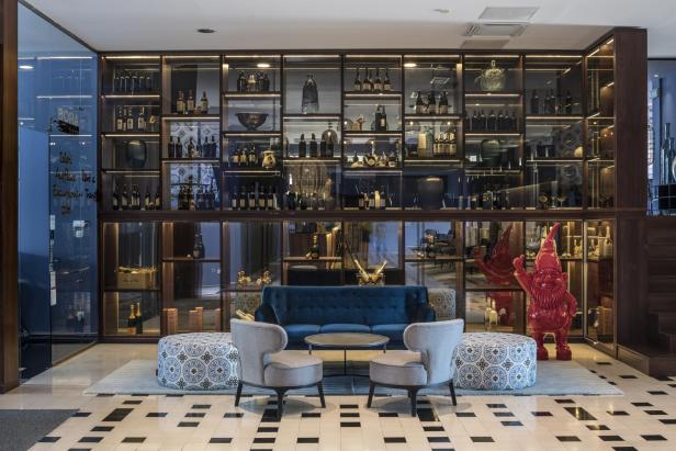 Foyer mit Steinboden und Glasregal und Sofas 