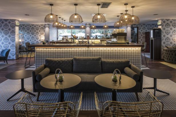 Ein schickes Hotel von innen mit Sofa 