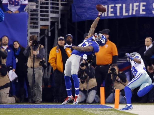 Ein Footballspieler der New York Giants fängt einen Pass im Spiel gegen die Dallas Cowboys.