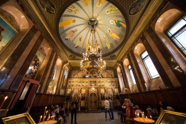 Besucherinnen und Besucher bestaunen die reich verzierte Ikonostase und die bemalte Kuppel der russisch-orthodoxen Kathedrale zum Hl. Nikolaus während der Langen Nacht der Kirchen in Wien.
