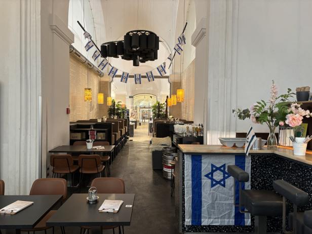 Innenraum MQ Kantine mit israelischen Flaggen