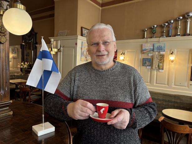Ernst Lackner neben Finnland Flagge