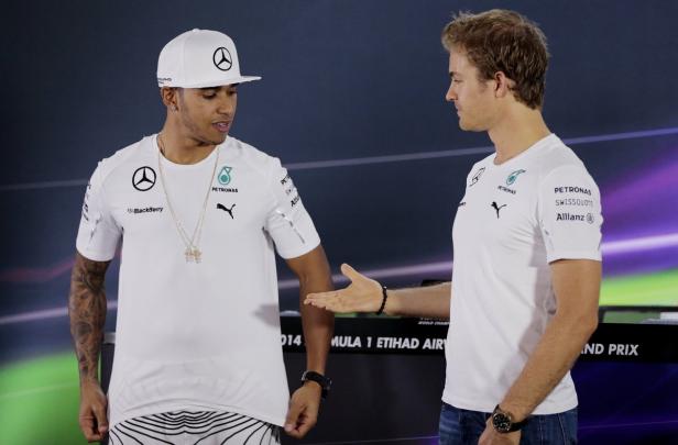 Lewis Hamilton und Nico Rosberg in Teamkleidung bei einer Veranstaltung.