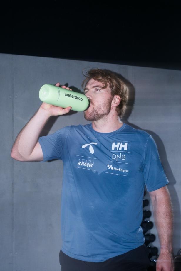 alpinen Ski-Weltcup-Champion Aleksander Aamodt Kilde trinkt aus einer Waterdrop Flasche
