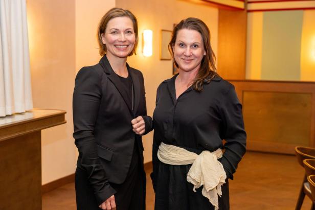 Zwei Teilnehmerinnen der Netzwerkreihe „Business.Frauen.Zukunft“ stehen lächelnd nebeneinander im Hoxton Vienna.