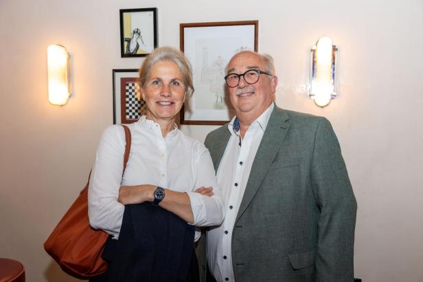 Eine Teilnehmerin und ein Teilnehmer der Netzwerkreihe „Business.Frauen.Zukunft“ stehen lächelnd nebeneinander im Hoxton Vienna.