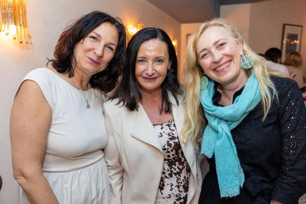 Drei Teilnehmerinnen der Netzwerkreihe „Business.Frauen.Zukunft“ stehen lächelnd nebeneinander im Hoxton Vienna.