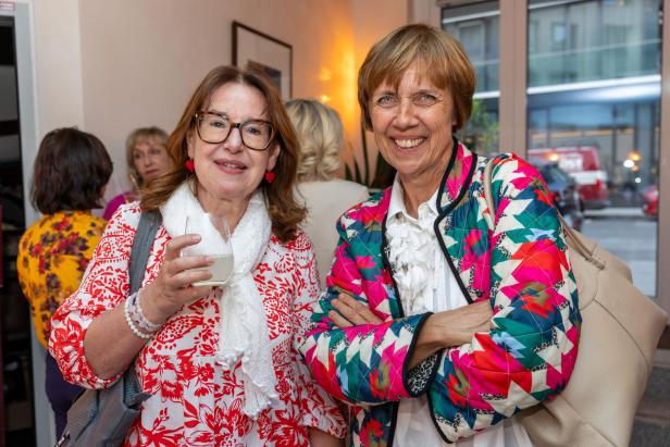 Zwei Teilnehmerinnen der Netzwerkreihe „Business.Frauen.Zukunft“ stehen lächelnd nebeneinander im Hoxton Vienna.