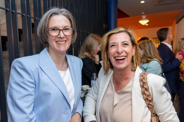 Zwei Teilnehmerinnen der Netzwerkreihe „Business.Frauen.Zukunft“ stehen lächelnd nebeneinander im Hoxton Vienna.