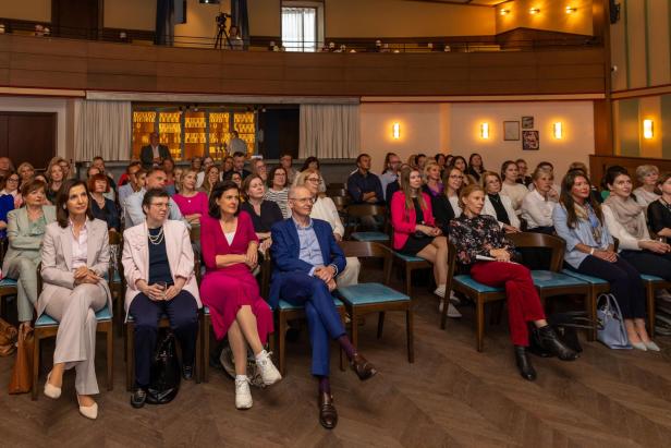 Teilnehmerinnen der Netzwerkreihe „Business.Frauen.Zukunft“ sitzen im Saal im Hoxton Vienna.