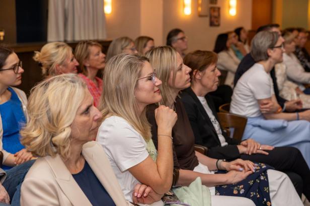 Eindrücke aus Netzwerkreihe „Business.Frauen.Zukunft“ im Hoxton Vienna. Mehrere Frauen sitzen und hören den Vorträgen im Saal zu.