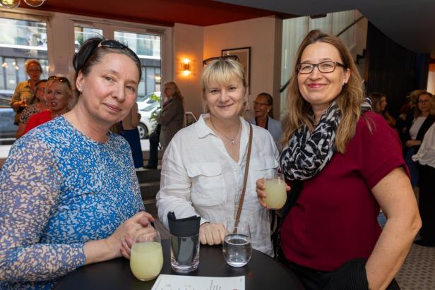 Drei Teilnehmerinnen der Netzwerkreihe „Business.Frauen.Zukunft“ stehen lächelnd nebeneinander im Hoxton Vienna.