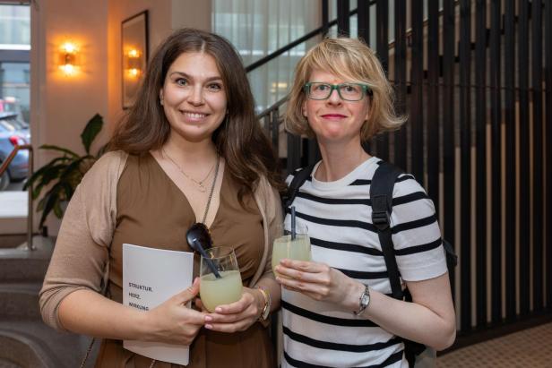 Zwei Teilnehmerinnen der Netzwerkreihe „Business.Frauen.Zukunft“ stehen lächelnd nebeneinander im Hoxton Vienna.