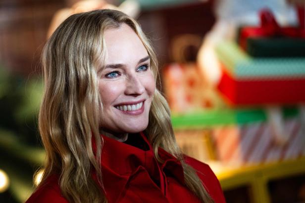 Diane Kruger mit blonden Haaren und roter Bluse ist zu sehen.